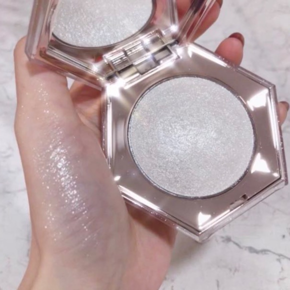 SOLD Fenty Diamond Bomb in How Many Carats Face & Body Highlighter - Picture 2 of 16